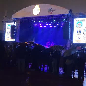 Yağışlı Hava Nedeniyle Bilet İadesi Reddedildi Ve Çamurda Konser İzlenemedi