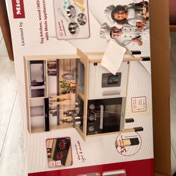 Miele Ahşap Mutfak Setinde Eksik Buz Küpleri Ve Buz Bardağı