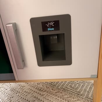 Miele Ahşap Mutfak Setinde Eksik Buz Küpleri Ve Buz Bardağı