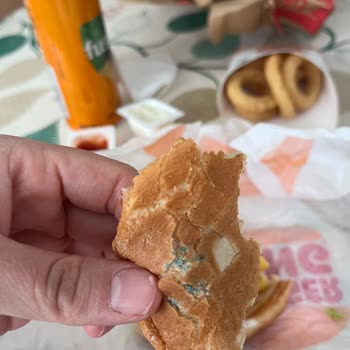 Hamile Kadını Endişelendiren Küflü Hamburger