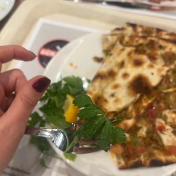 İzmir İstinyePark Günaydın Restoranında Hijyen İhlali: Çamurlu Maydanozlu Lahmacun