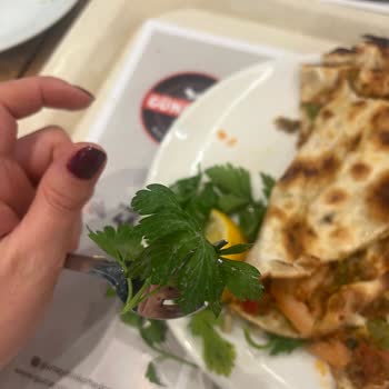 İzmir İstinyePark Günaydın Restoranında Hijyen İhlali: Çamurlu Maydanozlu Lahmacun