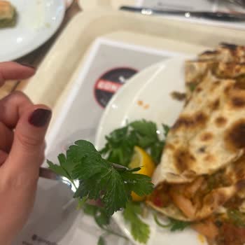 İzmir İstinyePark Günaydın Restoranında Hijyen İhlali: Çamurlu Maydanozlu Lahmacun