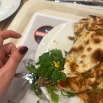 İzmir İstinyePark Günaydın Restoranında Hijyen İhlali: Çamurlu Maydanozlu Lahmacun