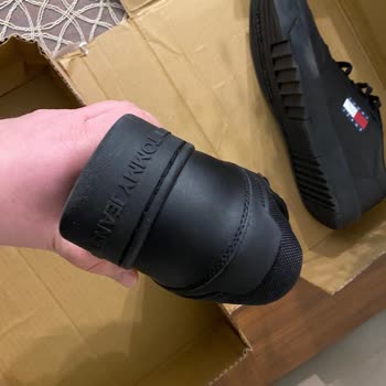 Boyner Uyumsuz Ve Lekeli Tommy Hilfiger Sneaker Gönderimi: Tam İade Talebi