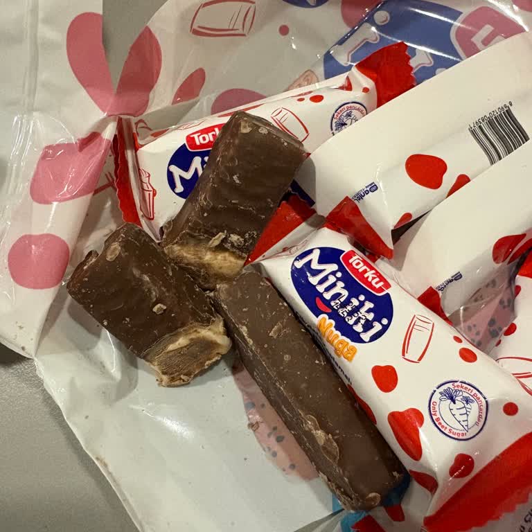 Ambalajlı Çikolata Paketi İçinde Ambalajsız Çikolatalar