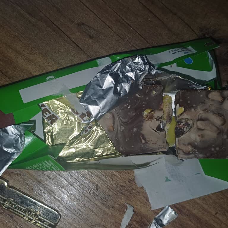 Ülker Bütün Antep Fıstıklı Çikolata Beyazlamış Ve Fıstıkları Bayat