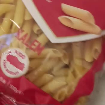 Filiz Açılmış Makarna Paketini Bantlamışlar
