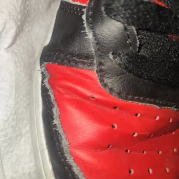 Nike Ayakkabısındaki Çatlak Ve Bağcık Tiftiklenmesi Mağazada Kullanıcı Hatası Olarak Değerlendirildi