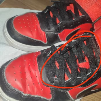 Nike Ayakkabısındaki Çatlak Ve Bağcık Tiftiklenmesi Mağazada Kullanıcı Hatası Olarak Değerlendirildi