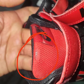 Nike Ayakkabısındaki Çatlak Ve Bağcık Tiftiklenmesi Mağazada Kullanıcı Hatası Olarak Değerlendirildi