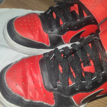 Nike Ayakkabısındaki Çatlak Ve Bağcık Tiftiklenmesi Mağazada Kullanıcı Hatası Olarak Değerlendirildi