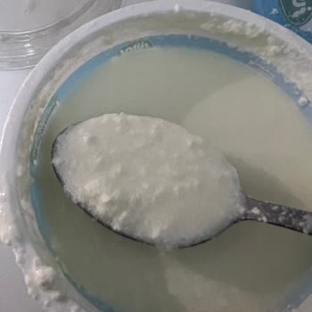 Sütaş Yoğurdu Aşırı Sulu Ve Kesik Kesik, Tüketilemez