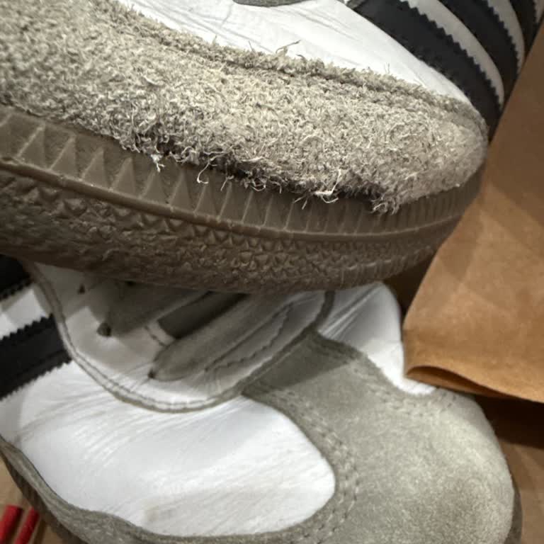 Adidas Samba Ayakkabıda Ön Kısım Yırtılması Ve Çiftlerin Farklı Görünmesi