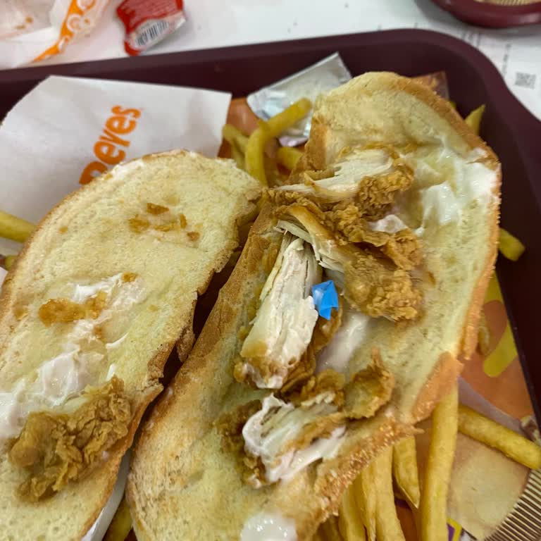 Popeyes Burgerinde Mavi Eldiven Parçaları Hijyen Ve Sağlık Riski