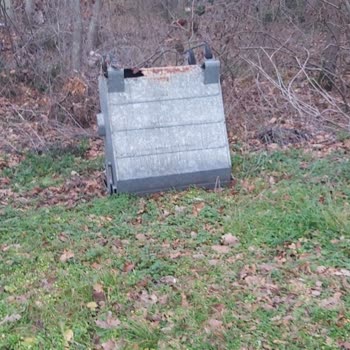 Çöp Konteynerleri Çürük, Çöpler Yere Düşüyor Ve Sağlık Tehdidi