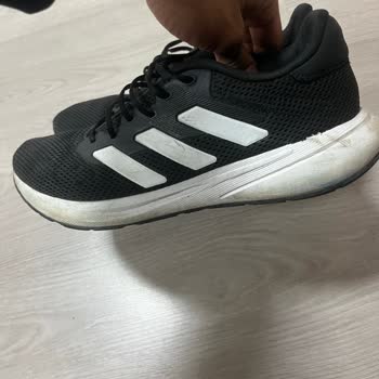 İlk Ayda İç Astar Ve Dış Yüzeyde Yırtılma: Normal Kullanımda Spor Ayakkabı Değişim Talebi