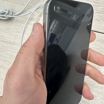 Garanti Mağazasında İPhone 15 Pro Çerçeve Çizikleri Görmezden Gelindi