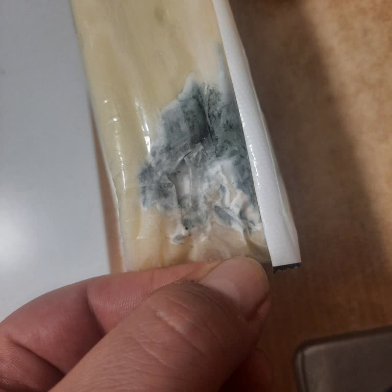 Ambalajı Bantla Gizlenen Kaşar Peynirinde Küf Ve Cevapsız Müşteri Hizmetleri