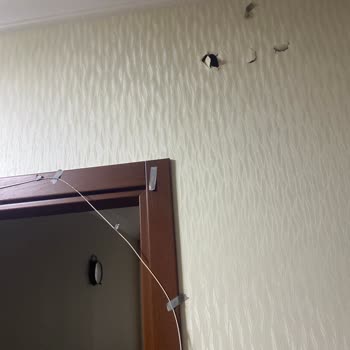 Bantla Duvara Yapıştırılan Kablolar Ve Servisin Cevapsızlığı