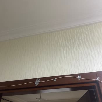 Bantla Duvara Yapıştırılan Kablolar Ve Servisin Cevapsızlığı