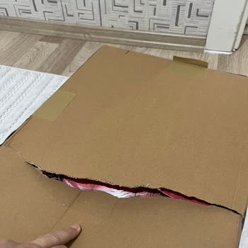 Sökük Şapka Ve Hasarlı Kargo Paketi İle Kalite Kontrolü Sorunu