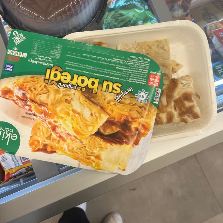 Şok Market Şubesinde Açık Ambalajlı Donmuş Börek Ve Müdürün Kaba Davranışı