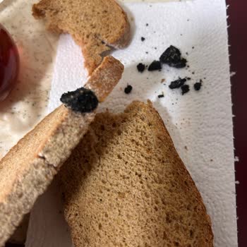 UNO Çavdarlı Ekmeğinde Kömür Benzeri Parçalar Tespit Edildi