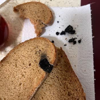 UNO Çavdarlı Ekmeğinde Kömür Benzeri Parçalar Tespit Edildi