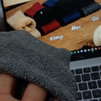 Soysale Çoraplar Ne İçi Polarlı Ne Kürklü; Tamamen Naylon, İnce Ve Kalitesiz, Isıtma Özelliği De Yok