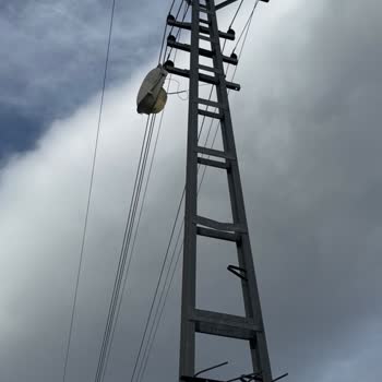 Okul Önünde Düşmek Üzere Olan Aydınlatma Direği İçin Acil İhbar Ve Onarım Talebi