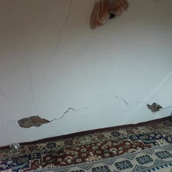 Adm Elektrik Çalışmasında Taşeron Aracının Çarpmasıyla Duvar Patladı, Su Sızması Ve Geciken Onarım