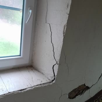 Adm Elektrik Çalışmasında Taşeron Aracının Çarpmasıyla Duvar Patladı, Su Sızması Ve Geciken Onarım