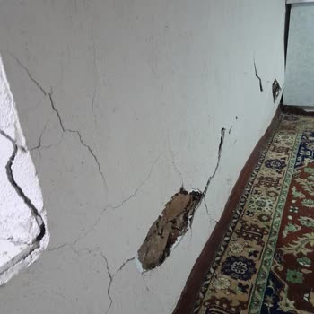 Adm Elektrik Çalışmasında Taşeron Aracının Çarpmasıyla Duvar Patladı, Su Sızması Ve Geciken Onarım