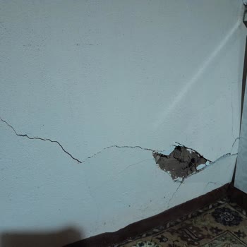 Adm Elektrik Çalışmasında Taşeron Aracının Çarpmasıyla Duvar Patladı, Su Sızması Ve Geciken Onarım