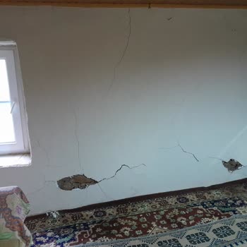 Adm Elektrik Çalışmasında Taşeron Aracının Çarpmasıyla Duvar Patladı, Su Sızması Ve Geciken Onarım