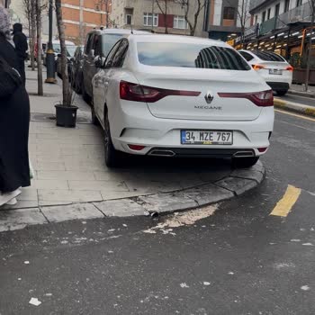 Girne Caddesi Kaldırımlarında Araçlar Engelli Ve Yaya Yollarını İşgal Ediyor