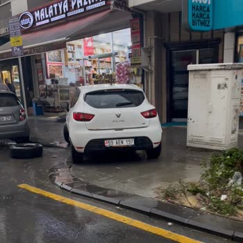 Girne Caddesi Kaldırımlarında Araçlar Engelli Ve Yaya Yollarını İşgal Ediyor