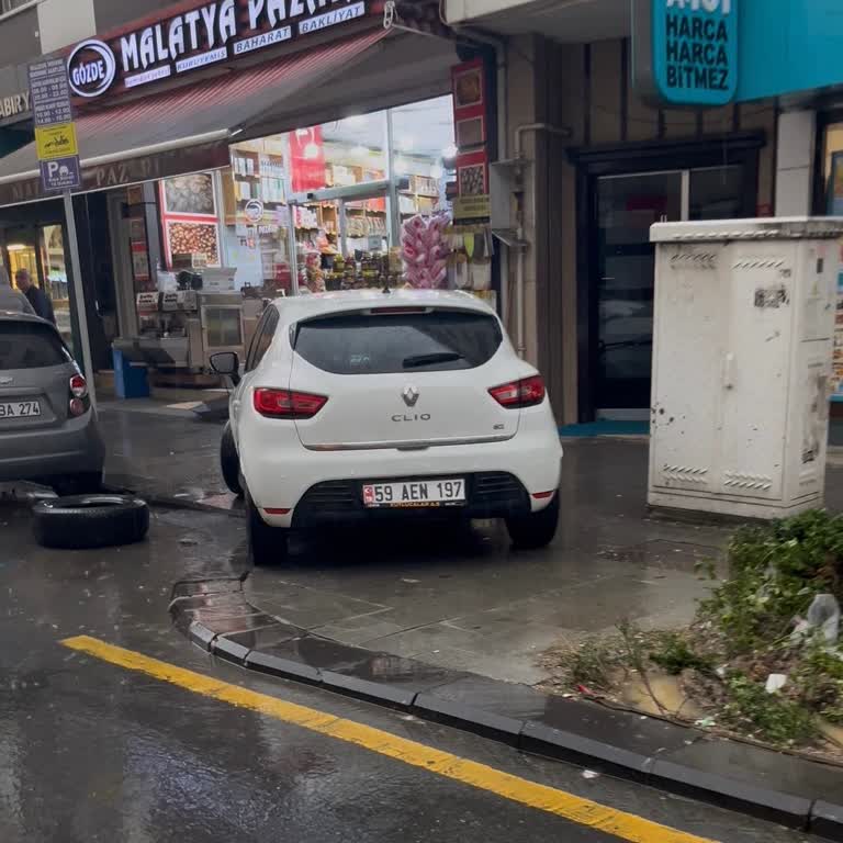 Girne Caddesi Kaldırımlarında Araçlar Engelli Ve Yaya Yollarını İşgal Ediyor