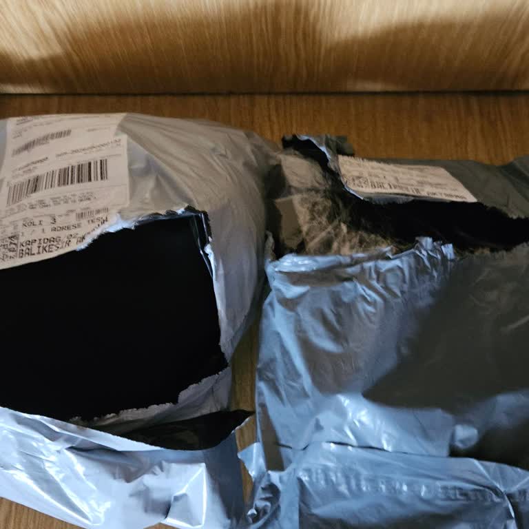 Kötü Kokulu Ve Beden Uymayan Elbise, İade Reddi Ve Yanıltıcı Değişim