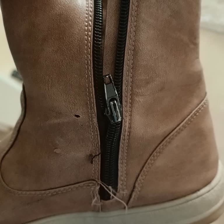 FLO Ayakkabı Üründe Fermuar Sorunu