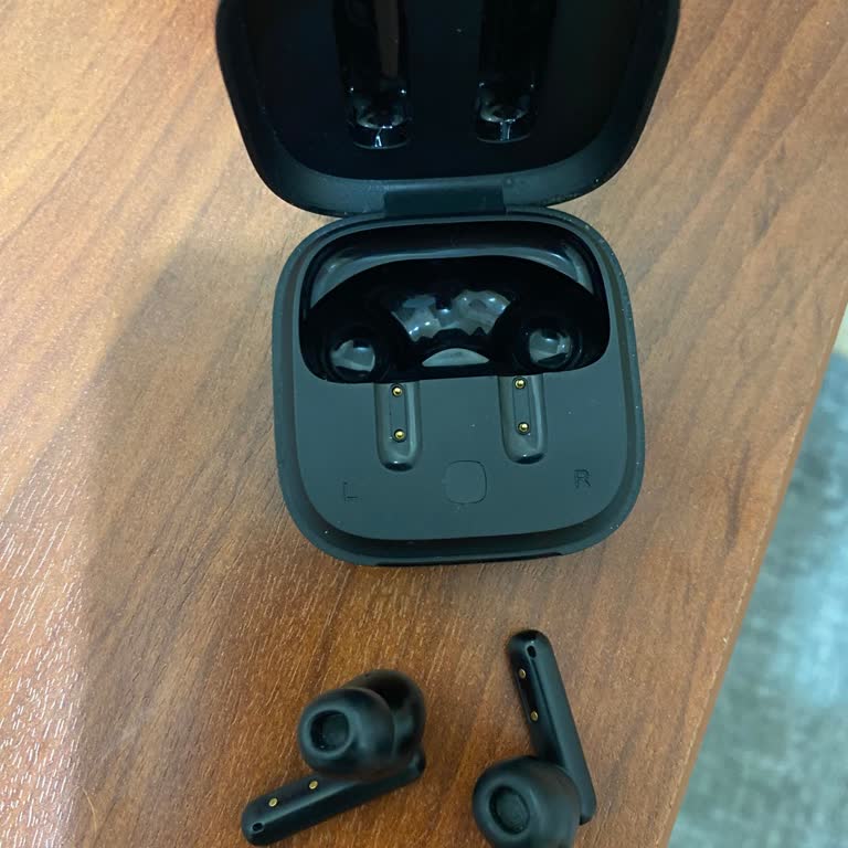 Sağ Kulaklıkta Düşük Ses, Kulak Akıntısı İddiası Ve Ücretsiz Tamir Talebi