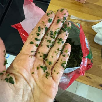 Superfresh Ispanağının Sapları Fazla, Yaprakları Az