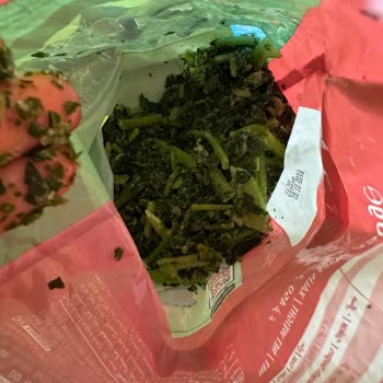 Superfresh Ispanağının Sapları Fazla, Yaprakları Az