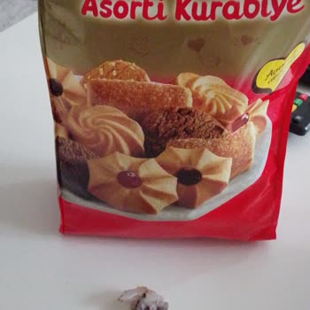 Seyhan Expres Markette Satın Alınan Ülker Asorti'nde Plastik Parça Çocukları Tehlikeye Attı