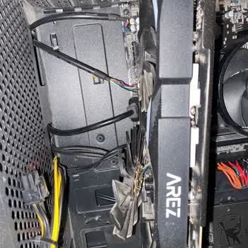 Yurtiçi Kargo “Kırılacak Eşya” Etiketi Yapıştırılmış Bilgisayar Teslimat Sırasında Tuzla Buz Olmuş