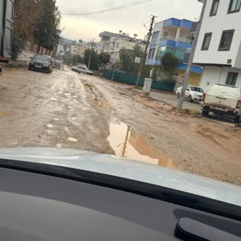 Silifke Belediyesi Kazı Çalışması Sonrası Çukurlu Ve Çamurlu Yolda Yaşanan Mağduriyet