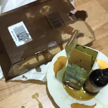 Kırık Yağ Şişeleri Ve Islak Kutu Mağduriyeti