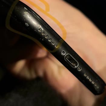 Mükemmel Kozmetik Sözüyle Satılan İPhone 8'de Derin Çizikler Ve Lekeler