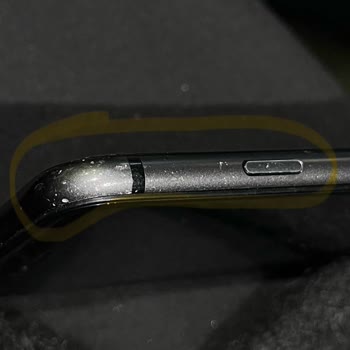 Mükemmel Kozmetik Sözüyle Satılan İPhone 8'de Derin Çizikler Ve Lekeler